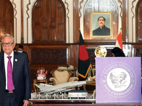 President Kovind presents replica of 1971-era MIG 21 aircraft to ...