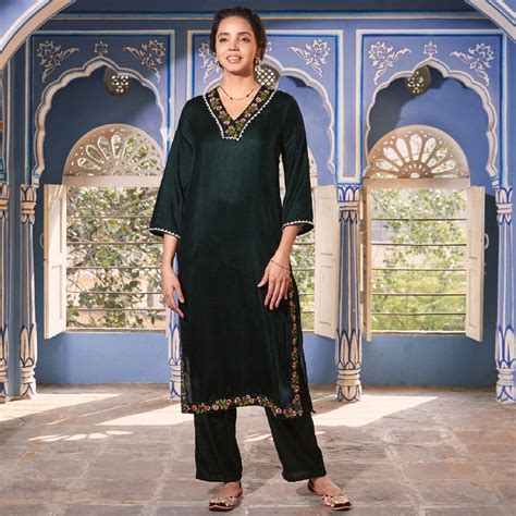 Buy Emerald Green Velvet Floral V Neck Embroidered Kurta | Rustorange