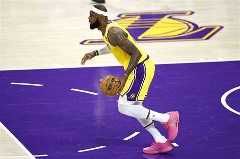 What was written on LeBron James' pink Nike shoes on his record ...