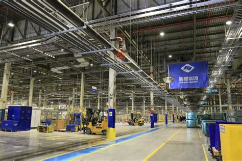 中国老板在美国工厂开千人大食堂 美国员工连连比心_凤凰网