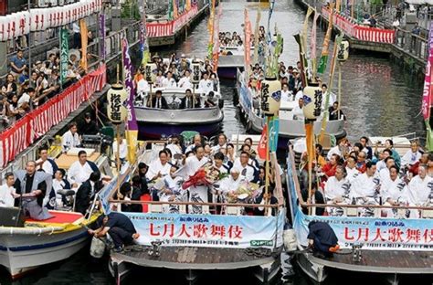 Kabuki-Darsteller in Osaka halten große Parade ab
