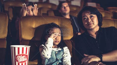 家长带孩子在电影院看电影高清图片下载-正版图片303172714-摄图网