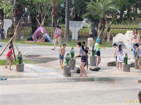 打水仗 逗浪花 一泳酷暑好消夏 - 要闻播报 - 四川文化和旅游网