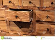 credenza con cassetti credenza di legno con i piccoli cassetti immagine stock credenza con cassetti credenza di legno con i piccoli cassetti immagine stock
