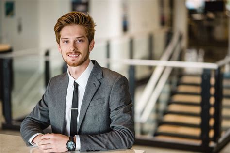 Business Person Potrait 的图像结果