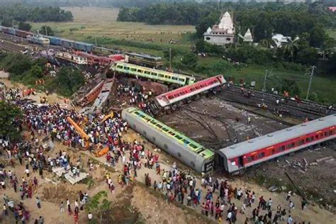 印度列车相撞已致300多人死亡！细数世界上最致命的几次列车事故_火车_受伤_客运