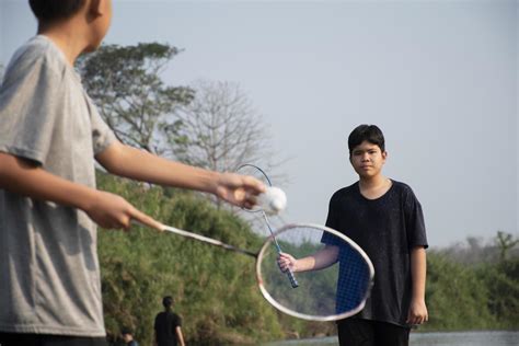 Kids Playing Badminton 的图像结果