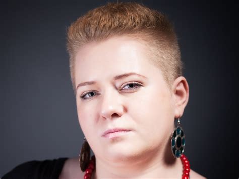 10 Women's Hairstyles To Hide That Double Chin