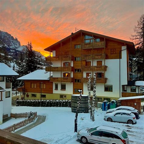 LA BERCIA DOLOMITES CHALET (La Villa, Province of South Tyrol) - Lodge ...