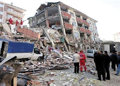 土耳其地震后部分灾民在3摄氏度低温中露宿街头_新闻中心_新浪网
