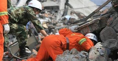 汶川地震中的男孩,被救出后向解放军敬礼,如今过得怎么样了?