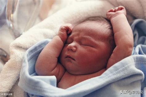 婴儿一晚上醒几次正常？0-1岁宝宝睡眠需求表，父母可自查 - 知乎