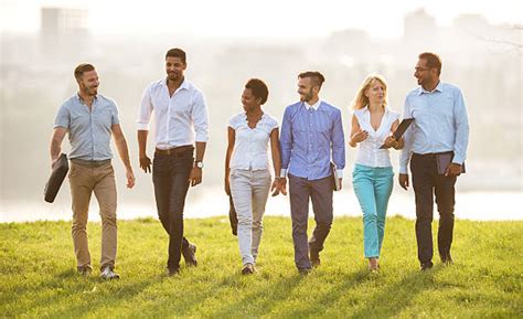 Line of Walking Business People 的图像结果