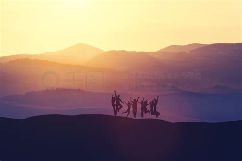 一群人在日落时在山上跳得很高。快乐和幸福。3D 插图.. 一群人在山上跳得很高风景名胜免费下载_jpg格式_7500像素_编号43567469-千图网