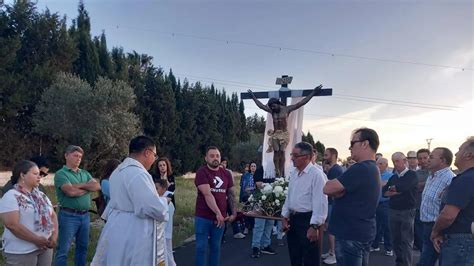 Los vecinos de Abertura sacan a su Cristo en procesión para que llueva ...