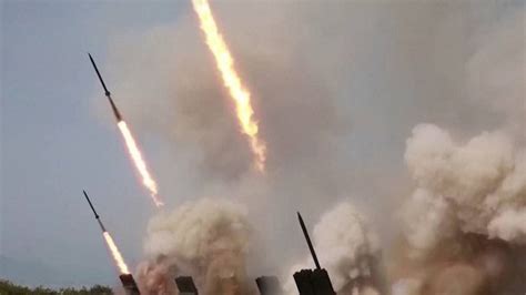 朝鲜向半岛东部海域发射两枚弹道导弹_凤凰网视频_凤凰网