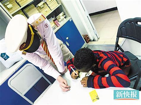 佛山：外籍小男孩与妈妈走失 地铁站工作人员帮忙寻亲_广东频道_凤凰网