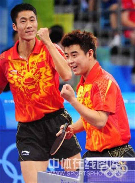 图文-中国乒乓球队夺得男子团体金牌 开心庆祝_乒乓球_2008奥运站_新浪网
