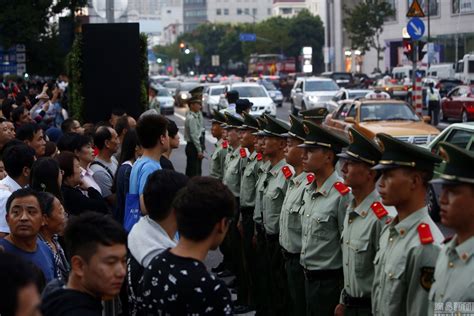 上海武警筑拉链式“人墙”维持景点秩序_网易新闻
