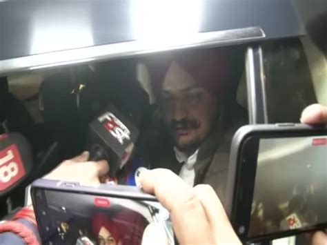 After joining Congress, Punjabi Singer Sidhu Moosewala meets Rahul ...