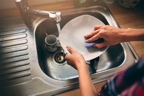 洗碗工每天刷碗数千，怕上镜影响娶儿媳妇