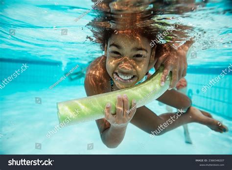 Swimming Underwater 的图像结果