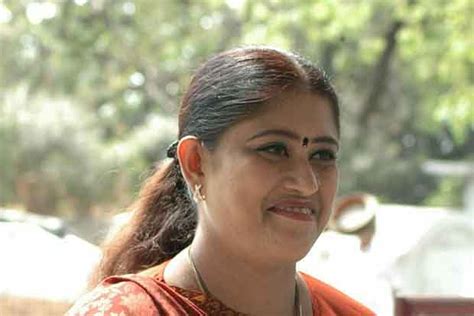 Congress MLA Vijayadharani meets TTV Dinakaran