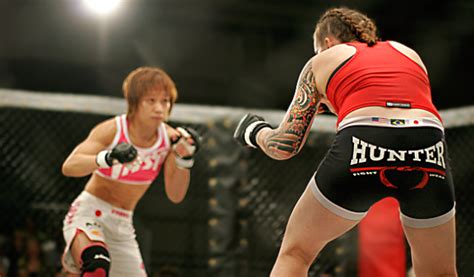 国外女子MMA激战被打失禁，引发中国格斗反思