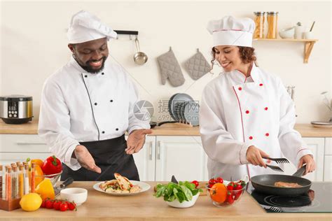 在厨房做饭的非裔美国厨师高清图片下载-正版图片503933820-摄图网