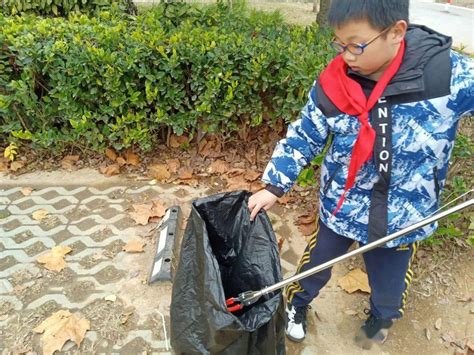 垃圾堆上的童年:9岁双胞胎捡垃圾照顾爷爷-搜狐大视野-搜狐新闻