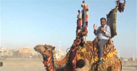 Video: Pakistani journalist famous for unique style of reporting rides ...