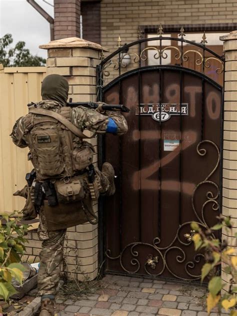 Ukrainians rejoice as Russian troops flee Lyman and help themselves to ...