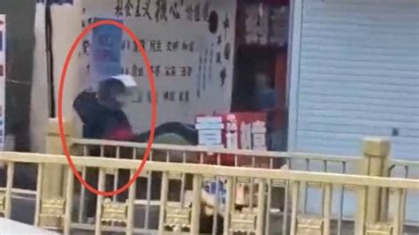 成都一男子持刀闹事拒捕袭警 警方开枪将其击伤-新闻中心-中国宁波网