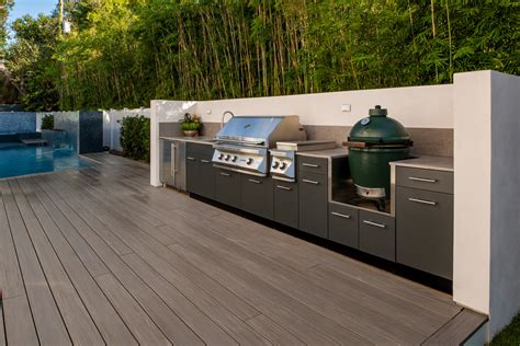 Modern Outdoor Kitchen