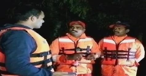 तेलंगाना : भारी बारिश के बीच मुलुगु में फंसे सैलानियों को किया गया ...