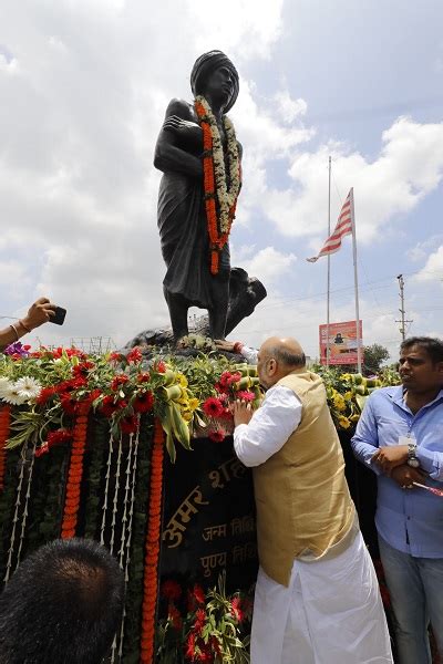 Photographs : BJP National President, Shri Amit Shah paying floral ...