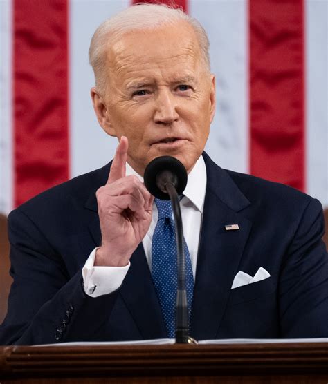 Biden announces ban on Russian flights from US airspace