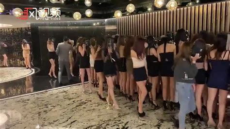 台湾警方突袭某酒店扫黄，警员穿梭“美腿林”查验证件_凤凰网