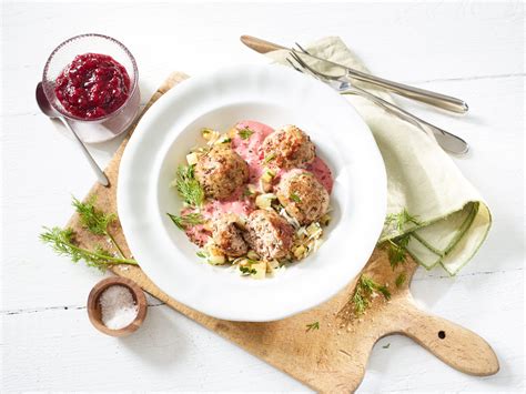 Hähnchenhackfleischbällchen mit Sellerie-Spinat-Reis, Joghurt, Dill und ...