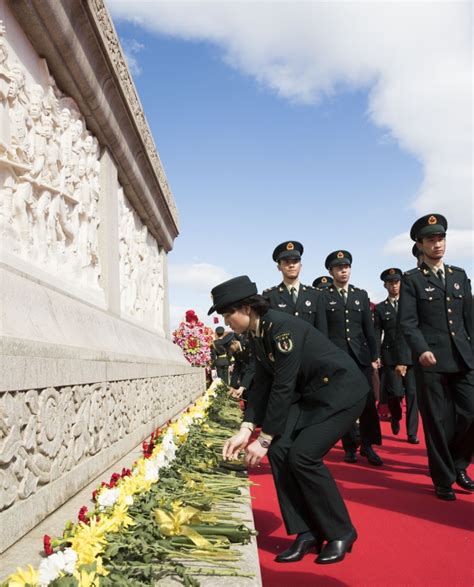 烈士纪念日向人民英雄敬献花篮仪式在京隆重举行_图片新闻_中国政府网