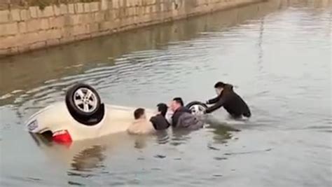 轿车冲入河塘“底朝天”，一群路人跳入水中抬车救人_凤凰网视频_凤凰网