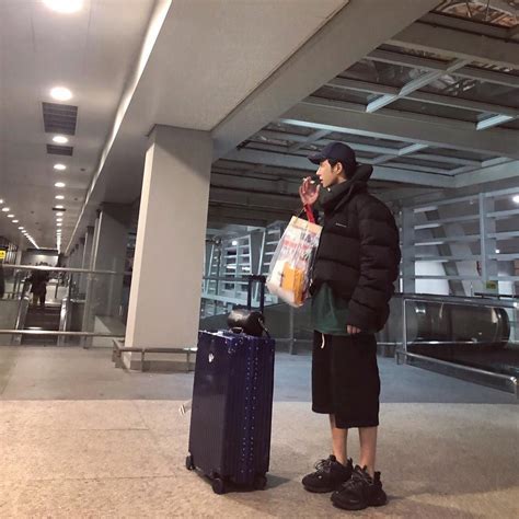 Gambar mungkin berisi: 1 orang, berdiri, sepatu dan dalam ruangan