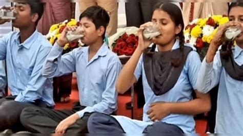 बच्‍चों के ह‍िस्‍से का दूध पाउडर मावा फैक्‍ट्रियों को बेच द‍िया, 5 श ...