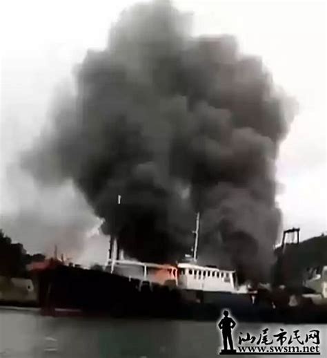 宜宾一艘渔政船只突发大火最新素材