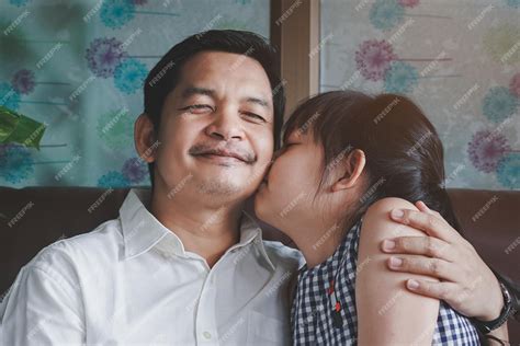 Hija besa y abraza a papá en el día del padre con amor y felicidad ...