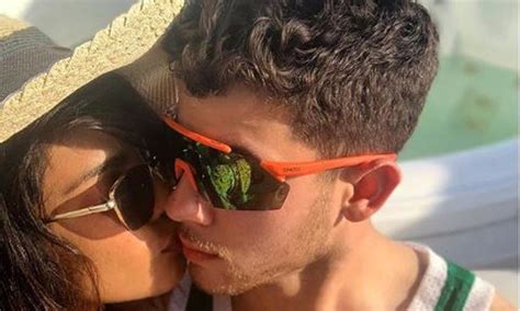 Nick Jonas says I Love You to Priyanka Chopra in a Sign language ...