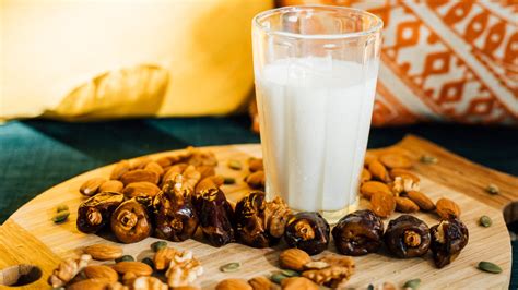 The Health Benefits of Almonds and Almond Milk | Nutritional Facts and ...