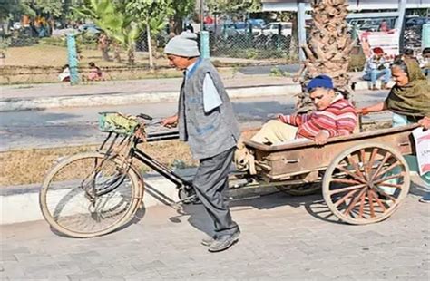 रेहड़ी चला दिव्यांग बेटे का मेडिकल बनवाने पहुंचा अपाहिज पिता, नहीं मिला ...