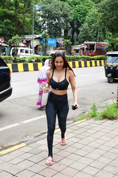 Get The Look: Malaika Arora's Matching Sports Bra And Workout Tights ...