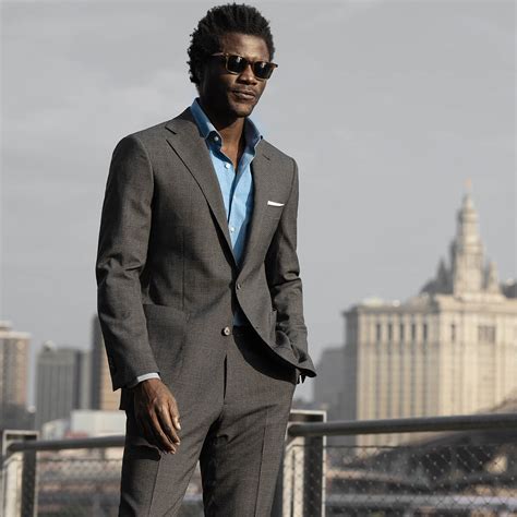 People Walking in Suits 的图像结果